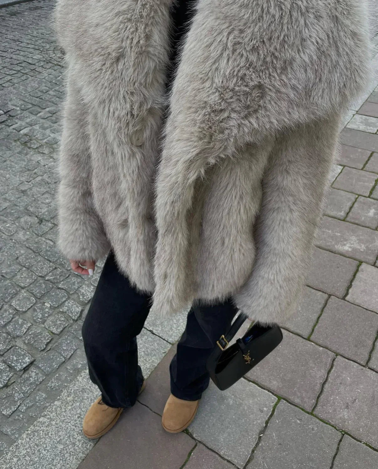 Winter jackets elegant and cozy – Luxurious women's fur coat in beige 4