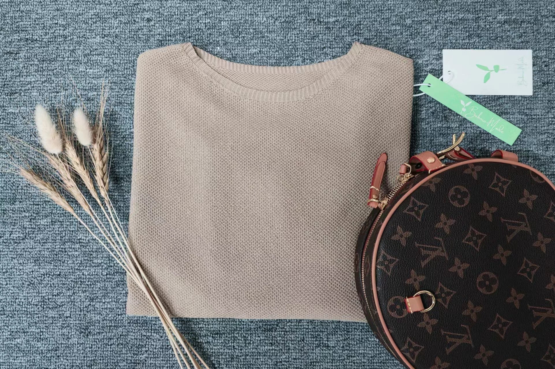 Sweater in elegant gold with round neck for women 2