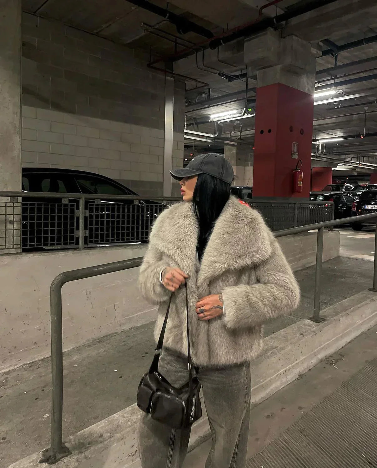 Winter jackets elegant and cozy – Luxurious women's fur coat in beige 2