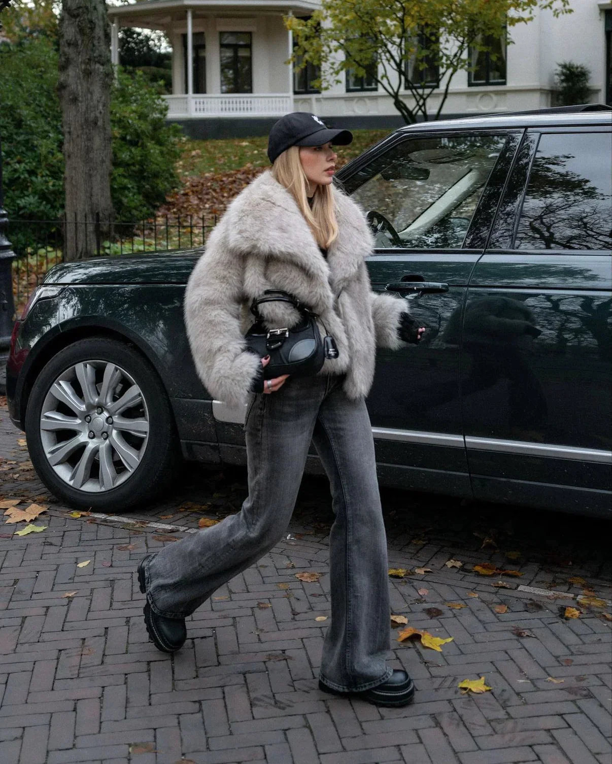 Winter jackets elegant and cozy – Luxurious women's fur coat in beige 6